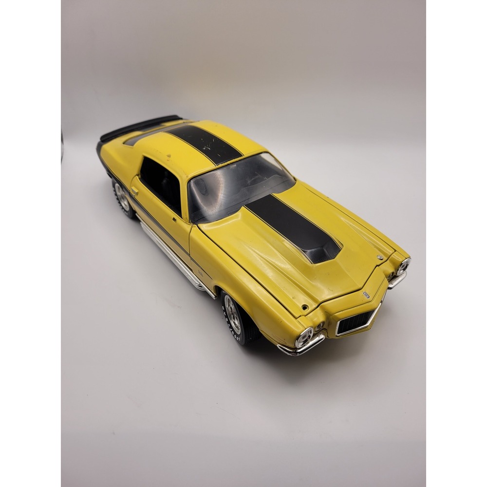 Chevrolet Camaro SS Diecast Car 1:18 Yellow Black 1970 Muscle Car Toy